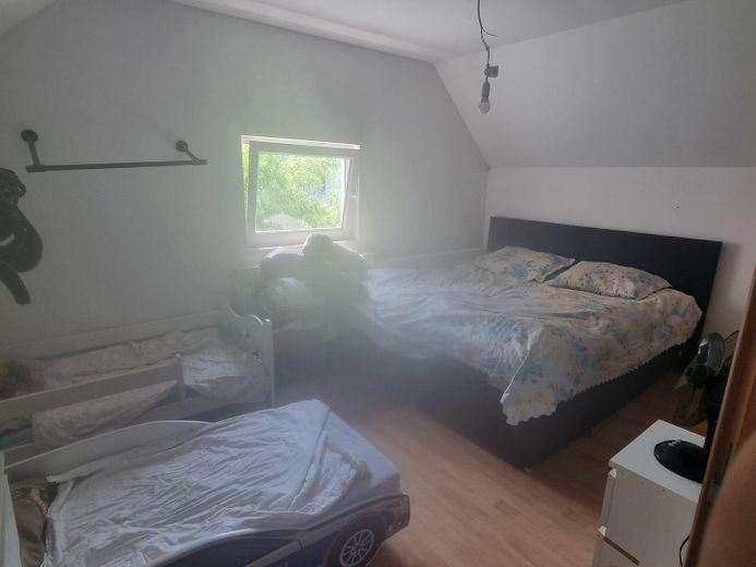 Großzügiges Einfamilienhaus über mehrere Ebenen – Schlafzimmer
