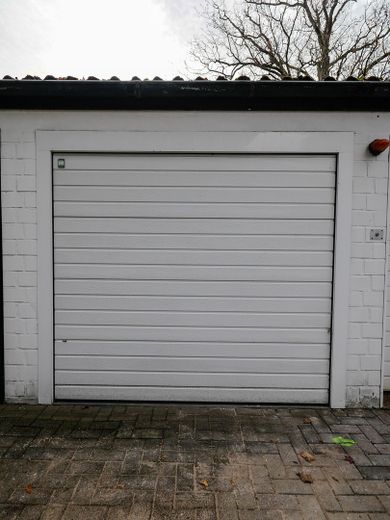 Neuwertiges Reihenmittelhaus, Fußbodenheizung, eigenem Garten & Garage – Garage