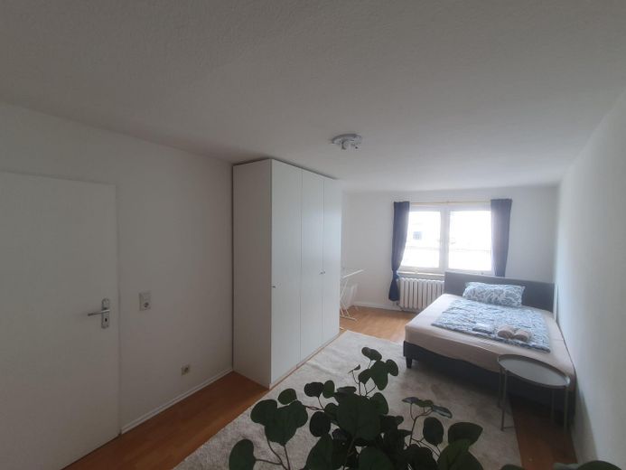 Möbliertes WG-Zimmer in top Lage – einfach einziehen! (Mittelstraße, DG-Maisionette) – Zimmer 1