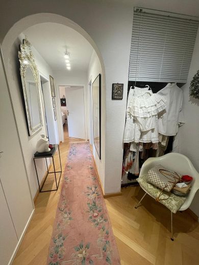 Coburg'da merkeze yakın konumda, ankastre mutfaklı, parkeli ve balkonlu güzel 3 odalı daire – Diele / Flur