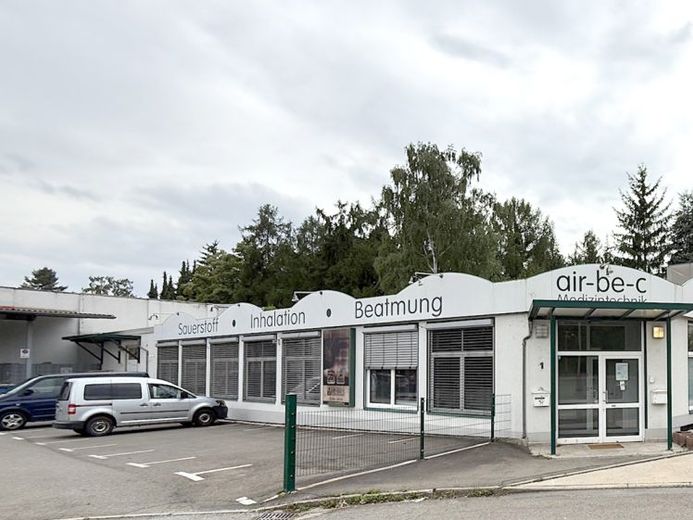 737 m² ufficio, studio medico e capannone per magazzino nonché numerosi posti auto in posizione centrale a Gera in affitto – Foto 1