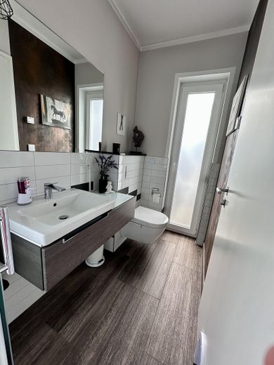 Casa unifamiliare di alta qualità in costruzione massiccia con moderna tecnologia energetica e giardino elegante – Foto 12