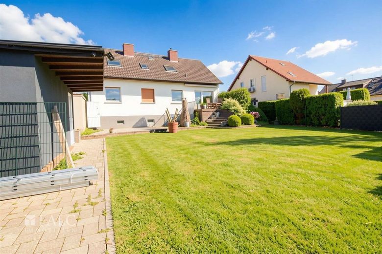 Wohnen mit Perspektive - großzügiges Zweifamilienhaus in begehrter Lage – Terrasse im Erdgeschoss mit Zugang zum Garten