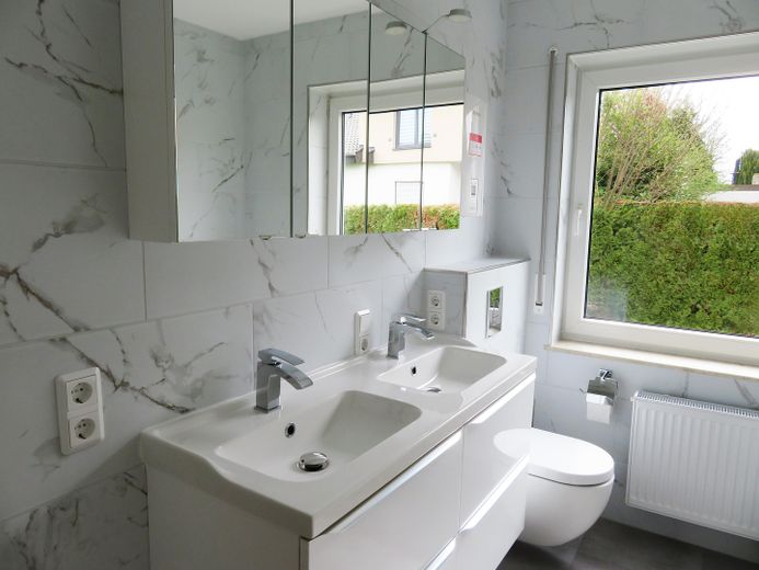*Erstbezug nach Sanierung* 4 ZKB-Whg. 104 m² mit Terrasse & optionaler EBK – Tageslicht-Vollbad 1