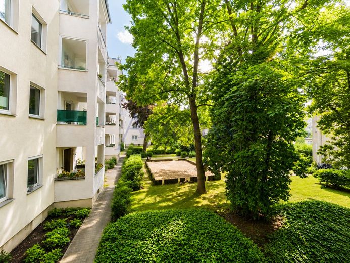 Wunderschöne 4-Zimmer-Wohnung im nachgefragten Berliner Westend – Bild Innenhof