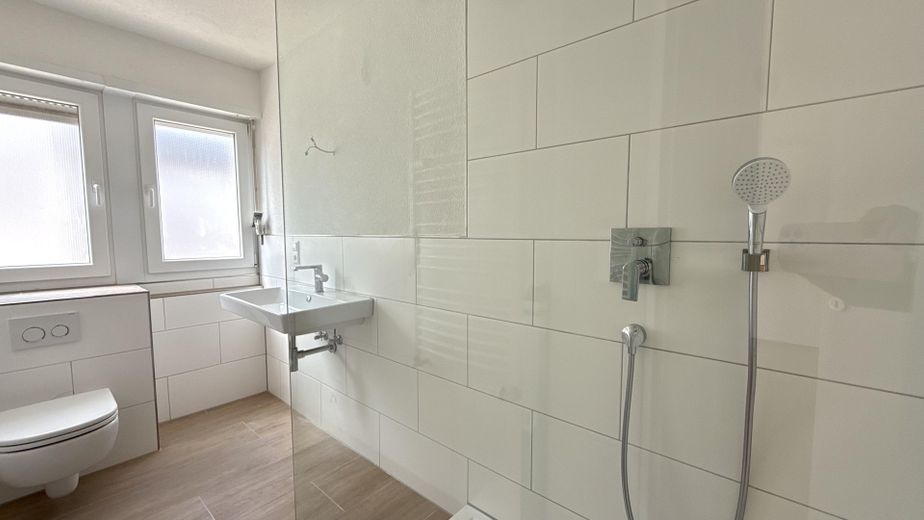 Przestronne 4-pokojowe mieszkanie na poddaszu z balkonem i nową łazienką – Bad 1