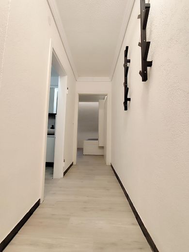 5-Min zum HBF | Kernsaniertes WG-ZIMMER – Flur