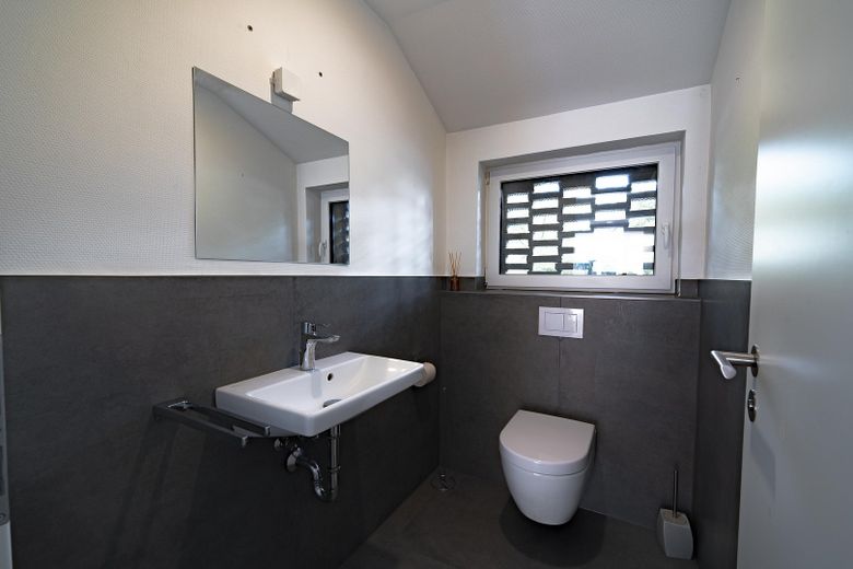 Attraktive Maisonettewohnung mit Haus-im-Haus-Charakter, Dachloggia, Garage – Gäste WC