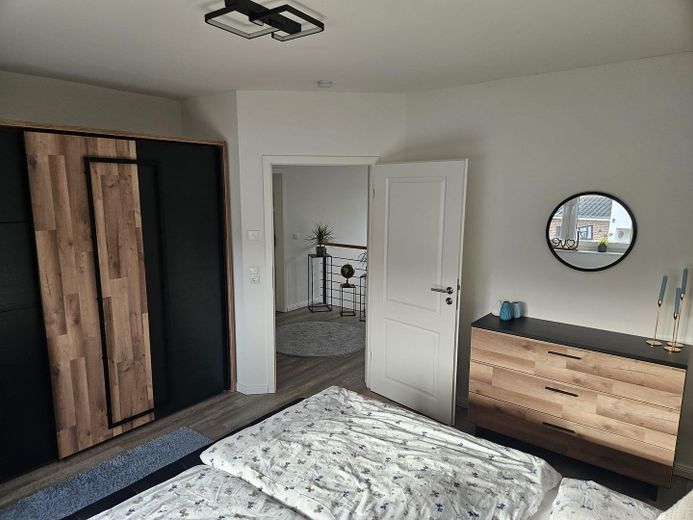 Schlafzimmer 1