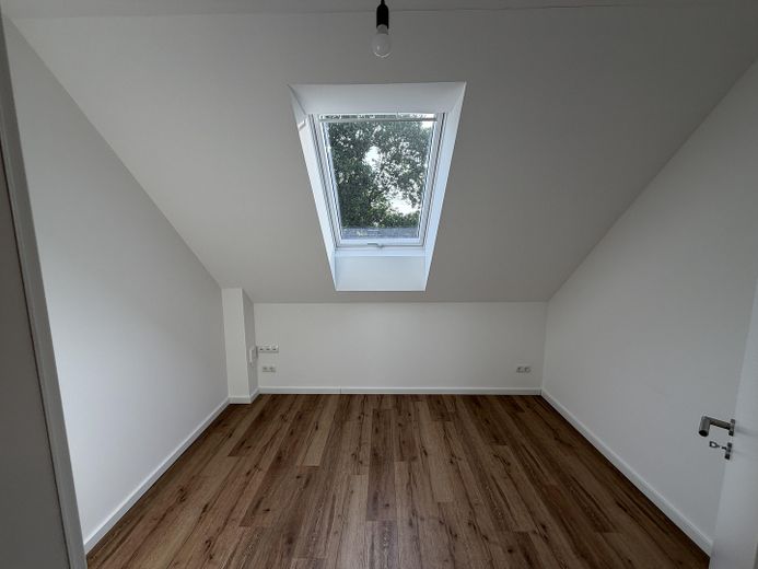 Oberwohnung mit Sommerlichen-Hitzeschutz in Harkebrügge zu vermieten, mit Einbauküche ! – Nebenzimmer/HWR/Büro