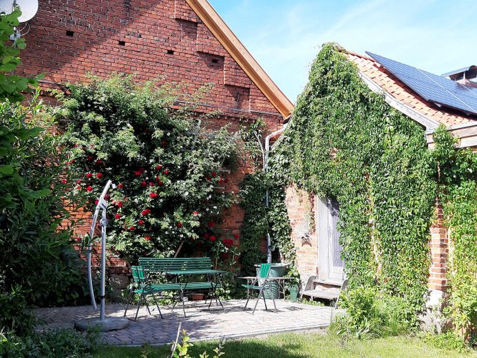 Terasse und Garteneingang
