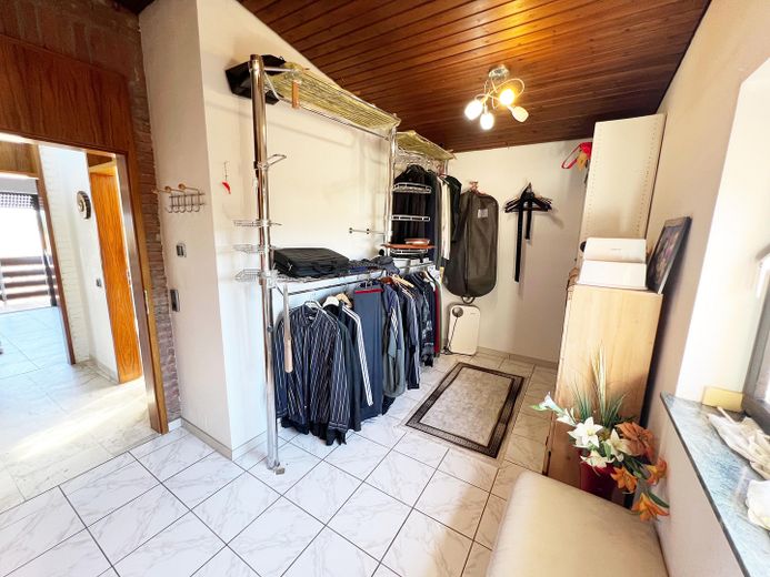Geräumiges Ankleidezimmer 