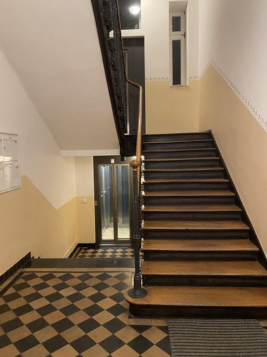 Treppenhaus und Aufzug