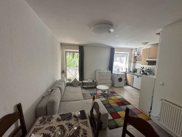2-Zimmer-Wohnung mit sonnigem Balkon in begehrter Lage – Wohnzimmer