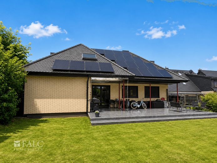 Modernisiertes Wohnhaus mit Einliegerwohnung, Smart Home, PV-Anlage und Feldrandlage – Ansicht Gartenseite 2