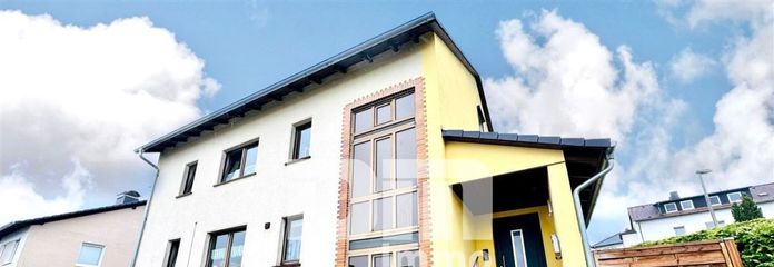 Umfangreich teilsaniertes Dreifamilienhaus mit Garage + PV Anlage und großem Garten – Frontansicht Titel