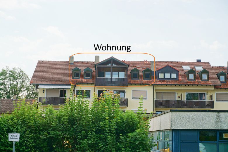 hell und geräumig: renovierte 2 Zimmer DG-Wohnung auf 69m² mit großem Gaubenbalkon ohne Provision – Blick auf die Wohnung