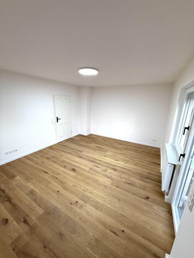 Frisch renovierte 3-Zimmer-Wohnung mit Südbalkon, Garage & Top-Potenzial – Wohnzimmer unmöbliert