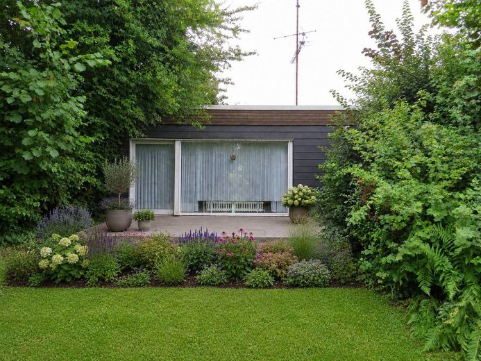 Bungalow mit großem Grundstück und viel Potenzial in außergewöhnlich ruhiger Lage – Blick auf die Terrasse