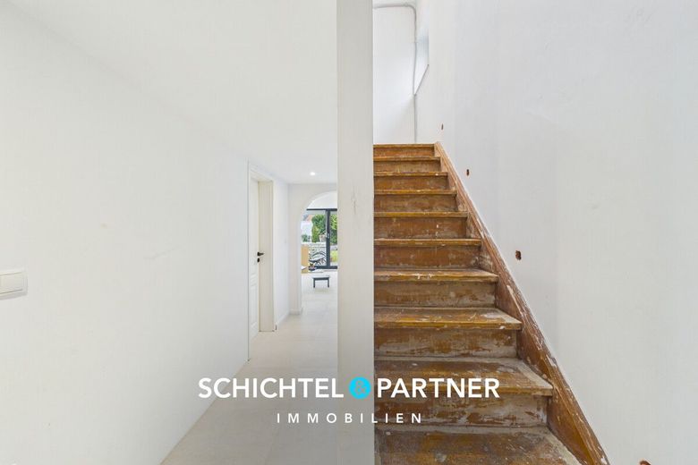 Osterholz | Bezugsfrei: Familienhaus mit liebevollem Garten und Garage – S&amp;P | Flur