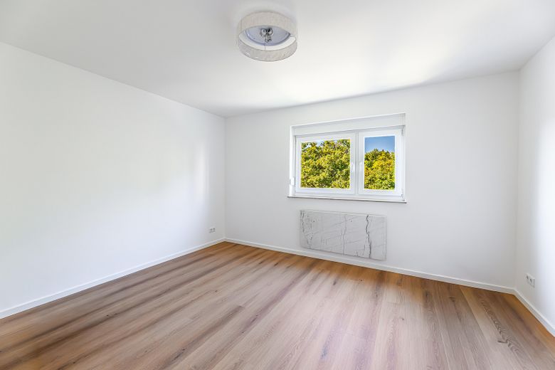 Modernisierte, frisch kernsanierte 2-Zimmer-Eigentumswohnung | 61 m² | Südbalkon – Schlafzimmer