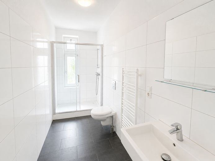 Großzügige 4-Zimmer-Wohnung mit Einbauküche in Wilhelmshaven – Badezimmer