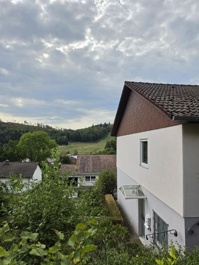 Provisionsfrei: Großzügiges Einfamilienhaus in ruhiger Aussichtslage mit teilbarem Großgrundstück – Aussicht zum Schalkental