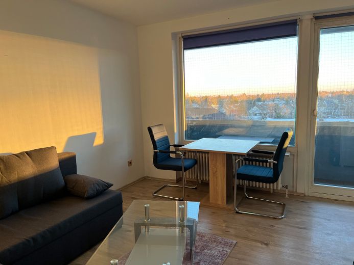 Möbliertes Apartment im Münchner Süden mit Pool, Grünanlage und Fernblick – Wohnzimmer