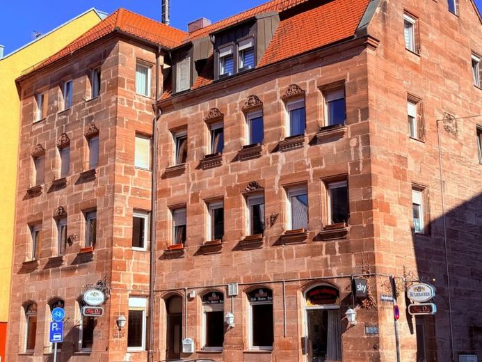 Affare da reddito: Storico edificio residenziale e commerciale di charme, con garage e prospettive – Foto 1