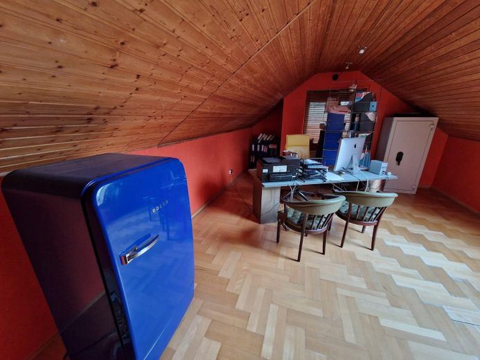 Buero mit Kuehlschrank