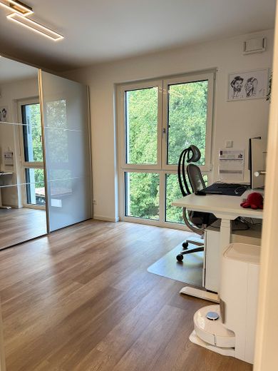 Exklusive 3-Zimmer-Wohnung in Fürth-Burgfarrnbach – hochwertige Küche, Balkon, Aufzug & TG – Büro 1