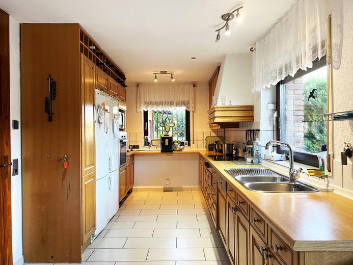 Helle Küche mit Arbeitsfläche