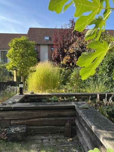 Ruhiges, lichtdurchflutetes Reihenhaus in Rudow – Gartenteich