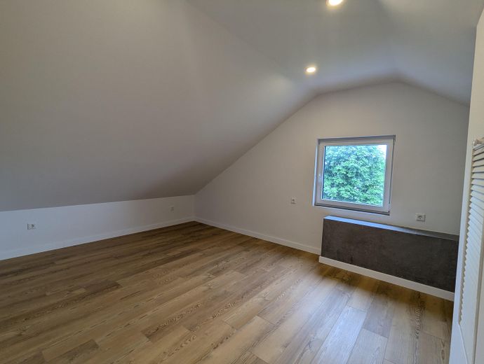 Charmante Dachgeschosswohnung – renoviert & stadtnah – Schlafzimmer 1