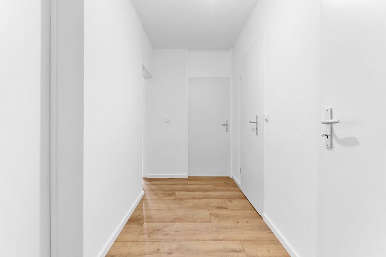 1093 Moderne 3-Zimmer-Wohnung mit Loggia und Skylineblick – Flur