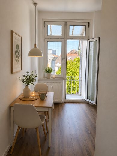 Frisch renovierte 2,5-Zimmer-Altbauwohnung mit Balkon in zentraler Lage von Solingen-Ohligs – Einrichtungsvorschlag KI-gen.