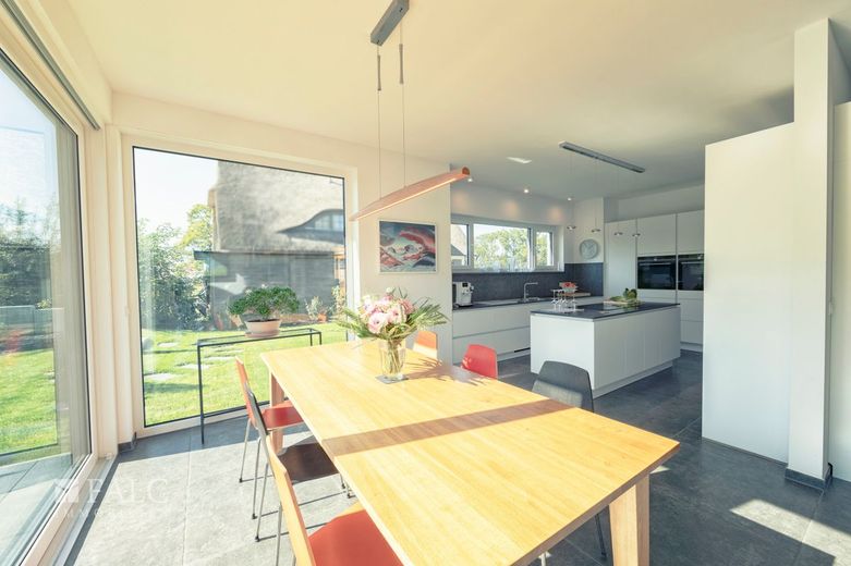 Ein Platz zum Verlieben- exklusives Wohnerlebnis auf der Sonneninsel Rügen – Esszimmer Blick Küche