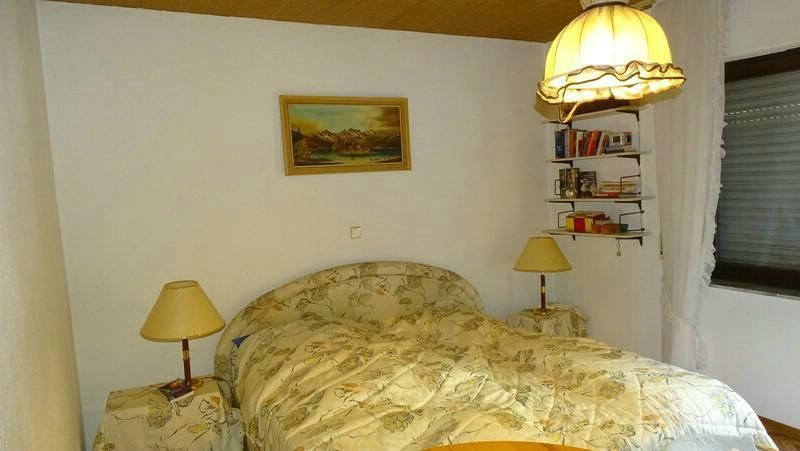 Großes Einfamilienhaus in ruhiger, gepflegter Wohnlage, mit schönem Garten und großem Balkon – .Schlafzimmer.