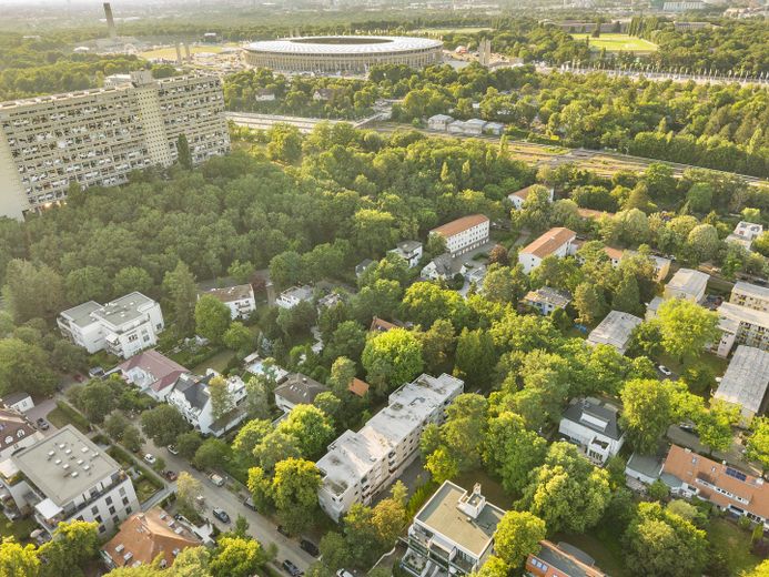 Wohnen mit viel Platz und eigener Terrasse - 4-Zimmer-Wohnung in begehrter Westend-Lage – Blick zum Olympiastadion
