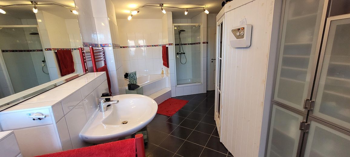 Bad mit Dusche und Badewanne