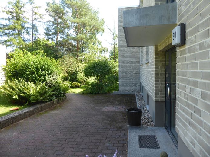 Well-laid-out apartment with a view of the greenery, top energy efficiency, top condition – Hauseingang vom Reembroden aus
