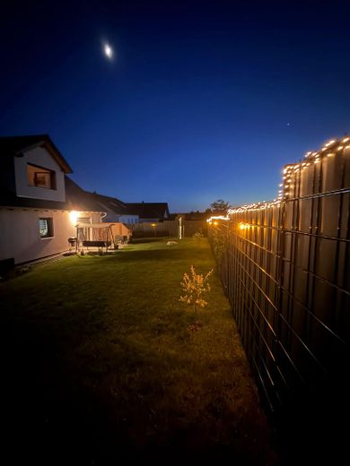 Casa unifamiliare moderna con qualità da nuova costruzione (anno di costruzione 2021), vista panoramica libera, aria condizionata e 3 posti auto in garage – Abendstimmung hinten