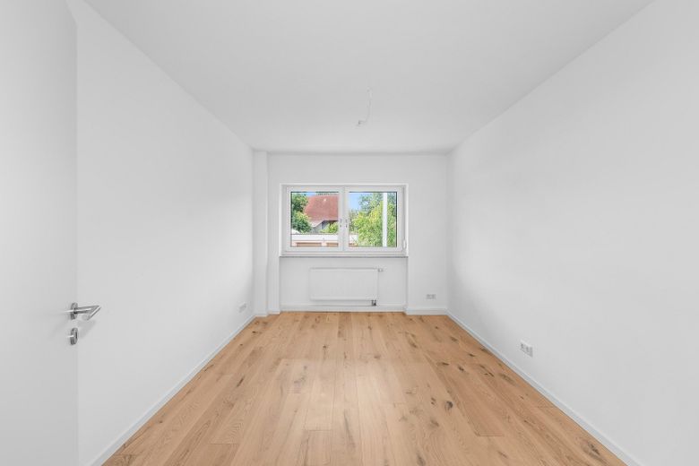 Wysokiej jakości, gruntownie odnowione mieszkanie 4-pokojowe na piętrze z balkonem, ogrodem i 2 miejscami parkingowymi – Zimmer zur Westseite