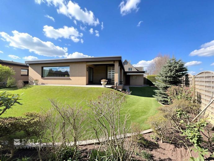 Gepflegter Bungalow mit Keller und Garage in toller Lage von Stade – Blick vom Garten