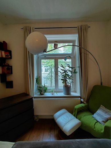 Sans commission pour l’acheteur ! Charmant appartement calme de 2 pièces au cœur de Winterhude – Blick in die grüne Straße