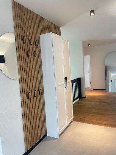 Modernisiertes Zweifamilienhaus mit 263 m² Wohnfläche, attraktiver Vermietungsperspektive – Eingangsbereich - Haus