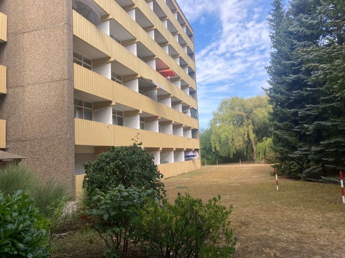 Saubere Wohnung an Student/in sofort längerfristig zu vermieten! – Aussenansicht Wohnanlage 