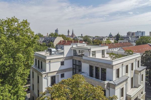 Casa plurifamiliare risanata con 11 unità e posti auto – posizione centrale Weißenfels