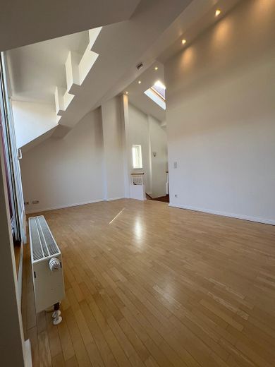Wohnzimmer mit 4 m Deckenhöhe