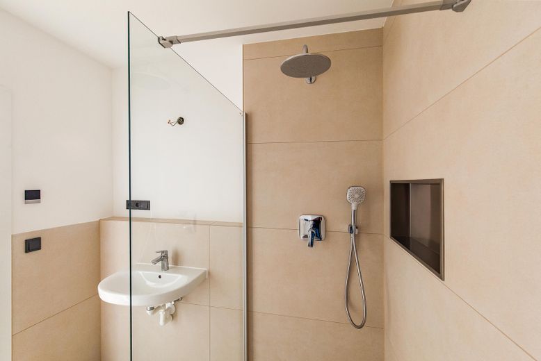 PROVISIONSFREI - Traumhafte Galerie-Wohnung im Erstbezug am Dorfplatz von Augsburg-Inningen – Badezimmer UG